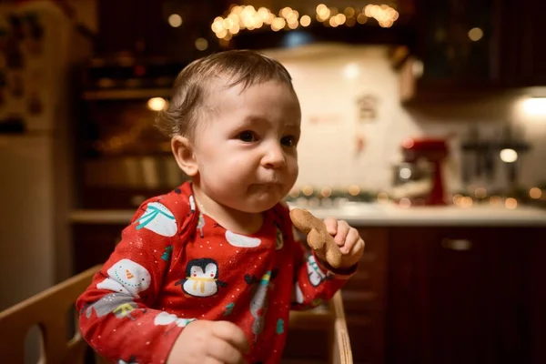 Αγοράκι με πιτζάμες στην Χριστουγεννιάτικη κουζίνα — Φωτογραφία Αρχείου