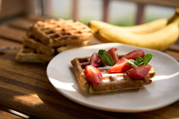 Waffeln mit Erdbeeren, Bananen und Honig. — Stockfoto