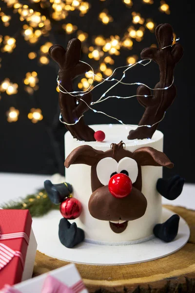 Традиционный рождественский торт с фруктами, орехами и белой глазурью с рождественскими украшениями. — стоковое фото