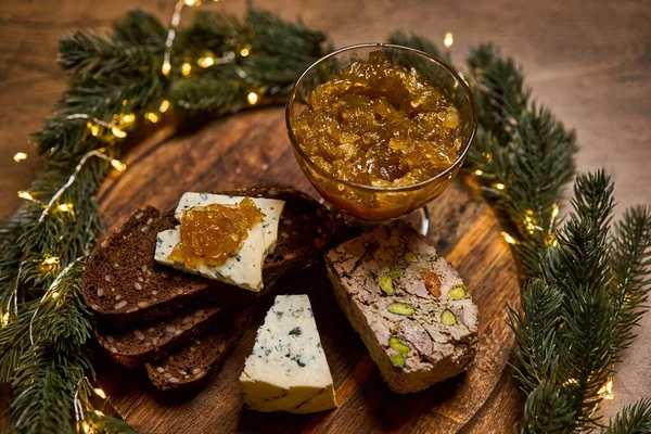 Homemade onion marmalade on a rustic table.Selective focus — Stock Photo, Image