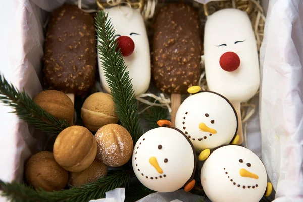 Christmas sweets and cookies. Box with tasty Christmas cookies on wooden table — стоковое фото