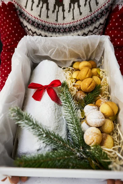 Традиционное рождественское украшение из сухофруктов и орехов, посыпанных сахарной пудрой, на фоне рождественского декора со свечами. Традиционный рождественский кекс. — стоковое фото