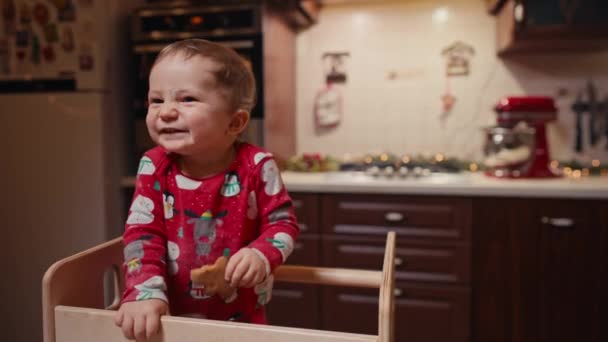 Niño en pijama en la cocina de Navidad — Vídeos de Stock