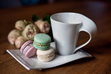 Tahta arka planda makarna ve bir fincan kahve..