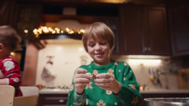 Família com três filhos a cozinhar biscoitos de gengibre. Feliz Natal, Feliz Ano Novo. Tempo de família, preparação para férias. — Vídeo de Stock
