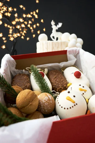 Christmas sweets and cookies. Box with tasty Christmas cookies on wooden table — стоковое фото