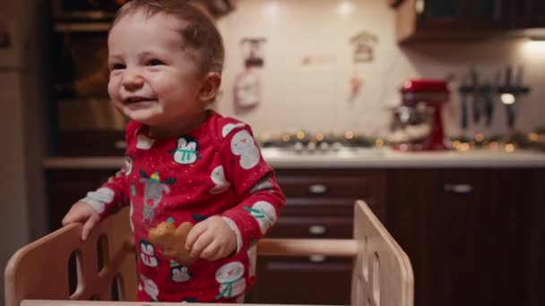 Niño en pijama en la cocina de Navidad — Vídeos de Stock