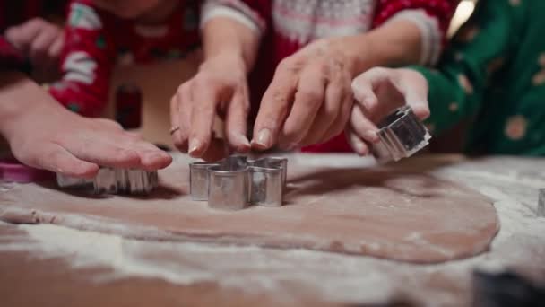 Rodzina z trójką dzieci gotujących imbirowe ciasteczka. Wesołych Świąt, szczęśliwego Nowego Roku. Czas rodzinny, przygotowanie do wakacji. — Wideo stockowe