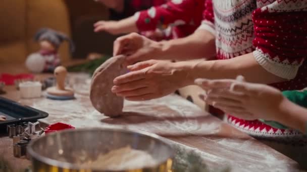 Familie mit drei Kindern kocht Ingwerplätzchen. Frohe Weihnachten, ein gutes neues Jahr. Familienzeit, Vorbereitung auf den Urlaub. — Stockvideo