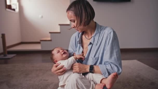 Cute little baby boy lying on mothers hands and sucking breast milk. Concept of healthy and natural baby breastfeeding nutrition — Stock Video © natapetrovich #541807436