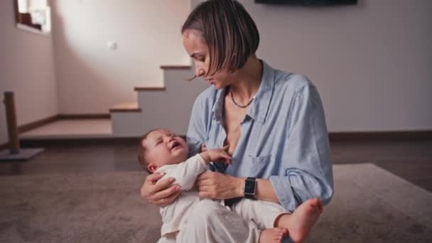 Lindo niño pequeño acostado en las manos de las madres y chupando la leche materna. Concepto de nutrición saludable y natural de la lactancia materna del bebé — Vídeo de stock