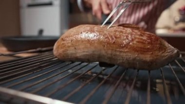 Kızarmış biftek. Pişirme işlemi Biftek Sığır filetosu Yemeği.