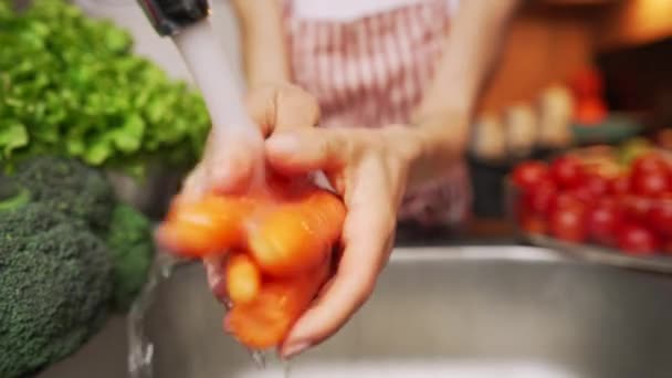 Помой морковь в раковине.. — стоковое видео