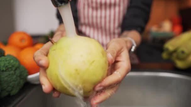 Рука миє груші під чистою водою. Стурбованість про чистоту продукції — стокове відео
