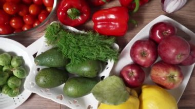 Karanlık mutfak masasında taze meyve ve sebzeler. Vejetaryen yemekleri için çeşitli sebzeler. Çekimin üstünde