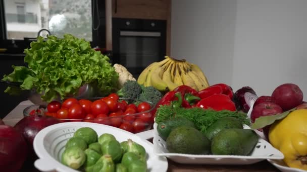 Taze sebzeler hala hayat. Taze organik meyve ve sebzelerle dolu mutfak masası. Parallaks efekti. — Stok video