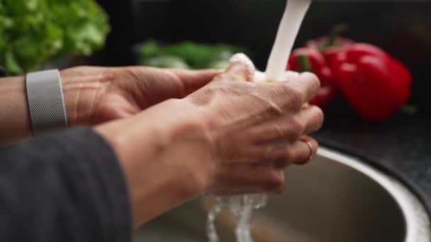 Honan håller kvitten frukt i händerna tvätta och rengöra den under vatten. Hälsosam kost. Långsam rörelse skott. — Stockvideo
