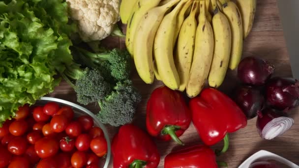 어두운 식탁에 놓인 신선 한 과일 과 야채. 채소 요리에는 다양 한 야채가 사용 된다. 위 샷 — 비디오
