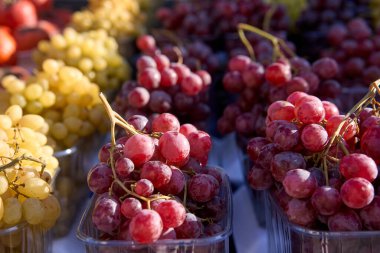 Üzümler yakın plan. Seçici ve yumuşak odaklı. Olgun ve sulu üzümler pazarda satılıyor.