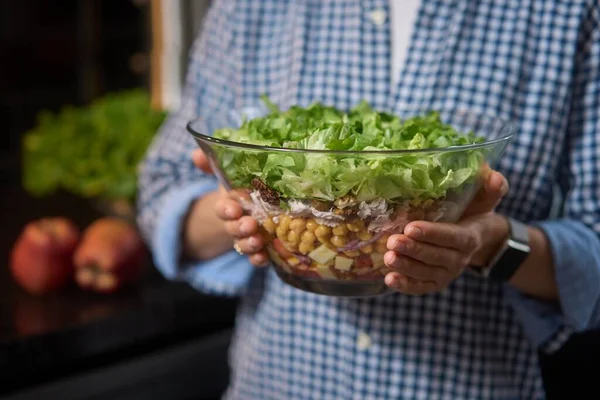 Kadınların elinde bir kase taze yeşil salata.. — Stok fotoğraf