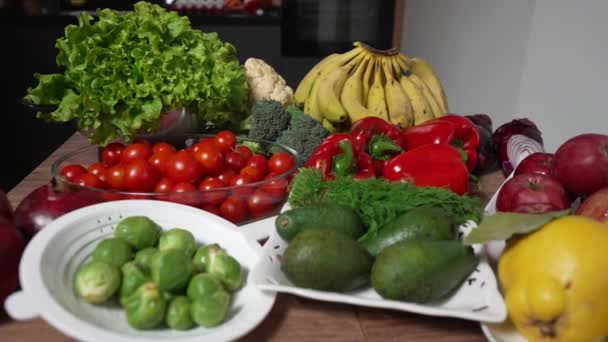 Sayuran segar masih hidup. Meja dapur dengan buah organik segar dan sayuran. Pengambilan efek parallax. — Stok Video
