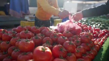 Antalya, Türkiye - 5 Şubat 2022: Antalya yerel pazarında meyve ve sebze. 4K