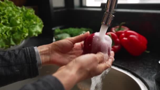 Femme laver les fruits et légumes dans la cuisine. Concept de nutrition saine. — Video