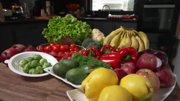 Legumes frescos ainda vida. Mesa de cozinha com frutas e legumes orgânicos frescos. Tiro de efeito paralaxe. — Vídeo de Stock