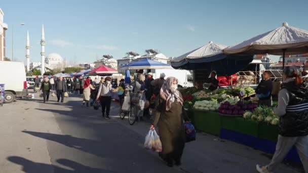 ANTALYA, TURKEY - FEBRUARY 5 2022: Ovoce a zelenina na místním trhu v Antalyi. 4K — Stock video