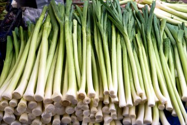 Piyasada organik ve taze yeşil pırasa 