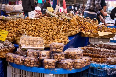 ANTALYA, TURKEY - 5 Şubat 2022: Antalya yerel pazarında meyve ve sebze