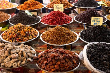 Tezgahın üzerinde kurumuş böğürtlen. Kuru üzüm, kurutulmuş kayısı, kuru erik. Vejetaryen yemeği. sağlıklı yiyecekler