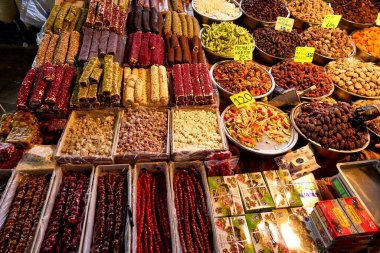 Doğu tatlıları ve Türk zevkleriyle sergilenen vitrin
