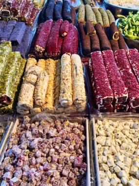 Doğu tatlıları ve Türk zevkleriyle sergilenen vitrin