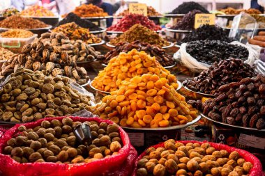 Tezgahın üzerinde kurumuş böğürtlen. Kuru üzüm, kurutulmuş kayısı, kuru erik. Vejetaryen yemeği. sağlıklı yiyecekler