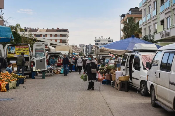 ANTALYA, TURKEY - FEBRUARI 5 2022: Groenten en fruit op de lokale Antalya-markt — Stockfoto