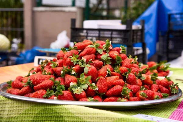 Fresas en el puesto del mercado — Foto de Stock