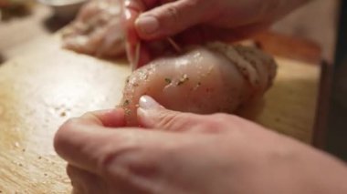 Tütsülenmiş zeytin peynirli tavuk dürümleri ve jambon pişirip ekmek kırıntılarının içinde geçtiler.