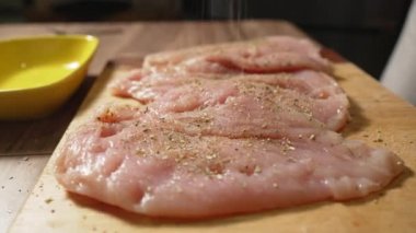 Tütsülenmiş zeytin peynirli tavuk dürümleri ve jambon pişirip ekmek kırıntılarının içinde geçtiler.