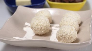 Çikolata ve hindistan cevizi tozu hazırlıyorum. Ev yapımı ödül..
