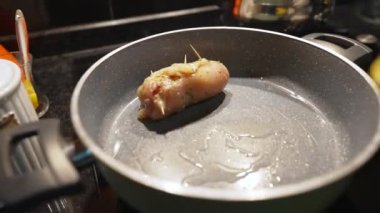 Tütsülenmiş zeytin peynirli tavuk dürümleri ve jambon pişirip ekmek kırıntılarının içinde geçtiler.