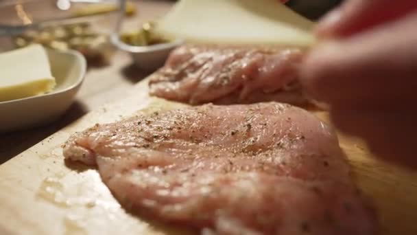 Rollos de pollo con queso de aceitunas ahumadas y jamón cocido y pasados en pan rallado — Vídeos de Stock