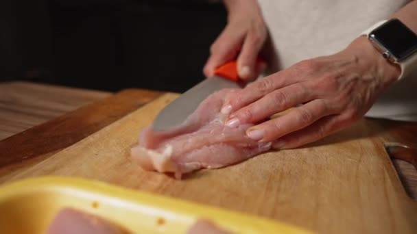 Kuřecí rolky s uzeným olivovým sýrem a vařenou šunkou a podávané v strouhankách — Stock video