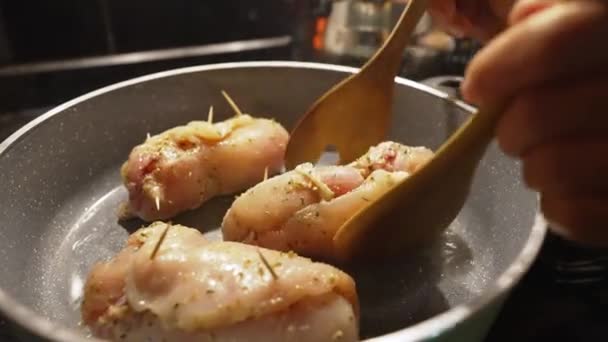 Rollos de pollo con queso de aceitunas ahumadas y jamón cocido y pasados en pan rallado — Vídeos de Stock