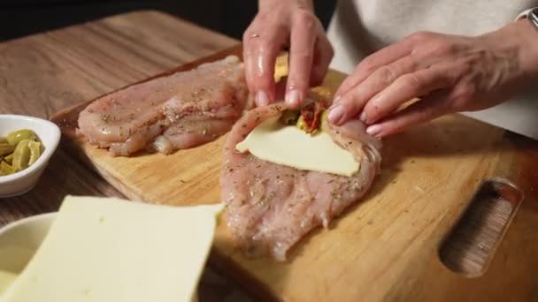 チキンロールにスモークオリーブチーズとクッキングハム — ストック動画