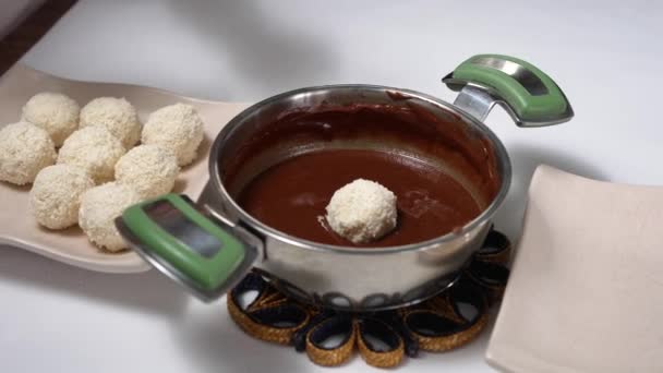 Hacer barra de chocolate y polvo de coco-recompensa casera. — Vídeo de stock