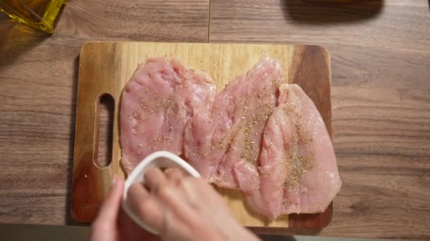 Gulungan ayam dengan keju zaitun asap dan ham dimasak dan melewati remah roti — Stok Video