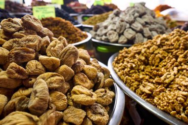 Tezgahın üzerinde kurumuş böğürtlen. Kuru üzüm, kurutulmuş kayısı, kuru erik. Vejetaryen yemeği. sağlıklı yiyecekler
