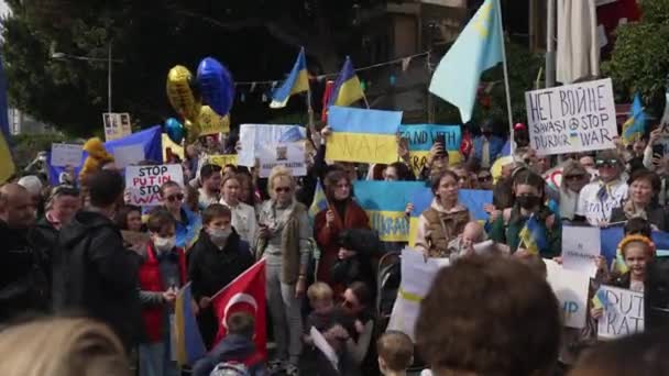 ANTALYA, Türkij - 2022. február 26.: tiltakozás az ukrajnai háború ellen. Állítsa meg a háborút Ukrajnában. Orosz agresszió. — ingyenes stock videó
