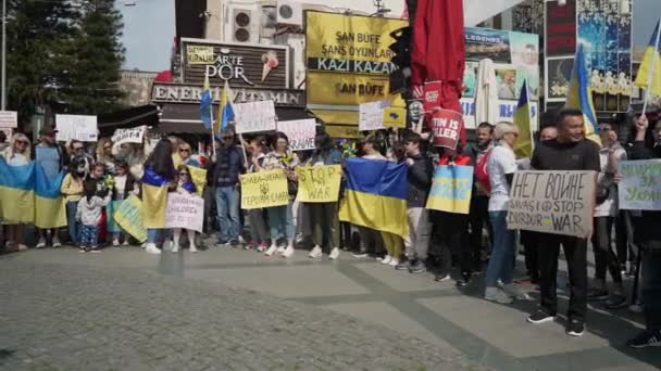 ANTALYA, TURKEY - 26 Şubat 2022: Ukrayna 'daki savaşı protesto. Ukrayna 'daki savaşı durdurun. Rus saldırısı.. — Ücretsiz Stok Video